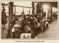 300210 Afbeelding van wachtende reizigers op een perron van het Centraal Station (Stationsplein) te Utrecht.